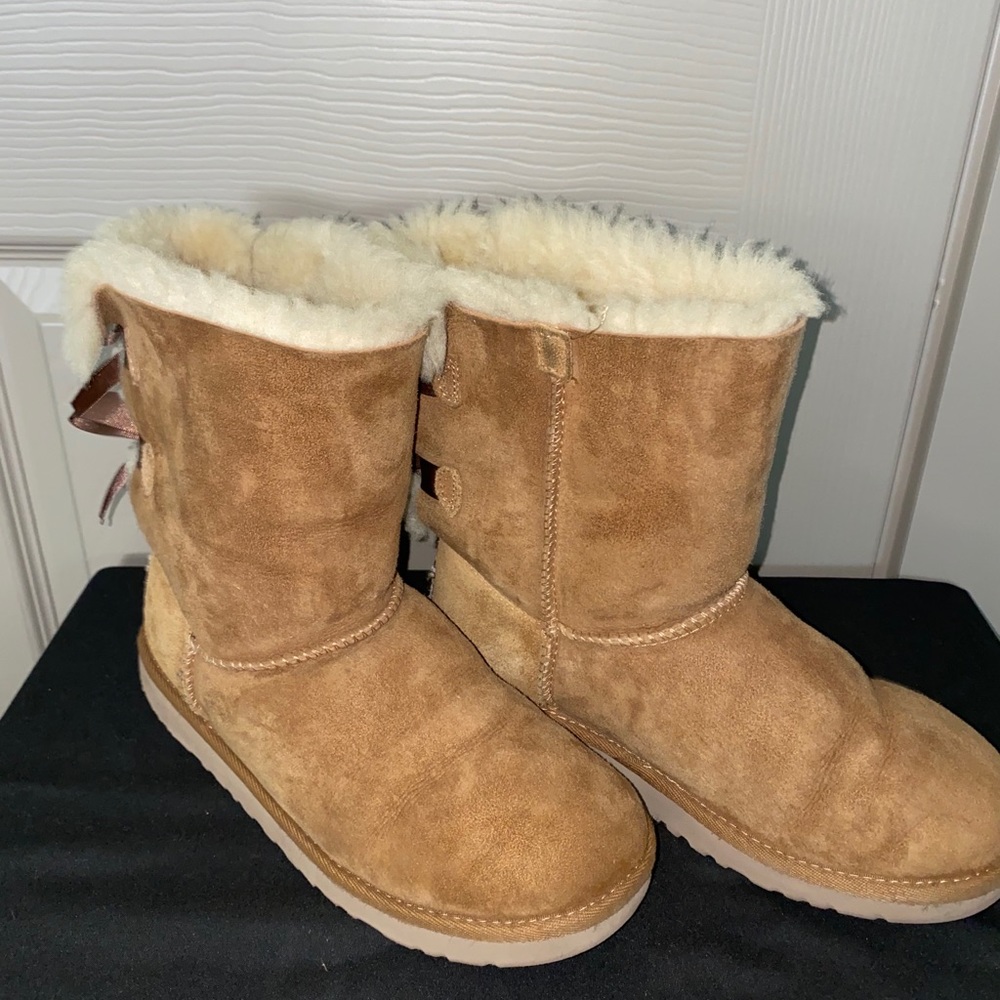 Ugg Bailey Bow Short Boots - size 5